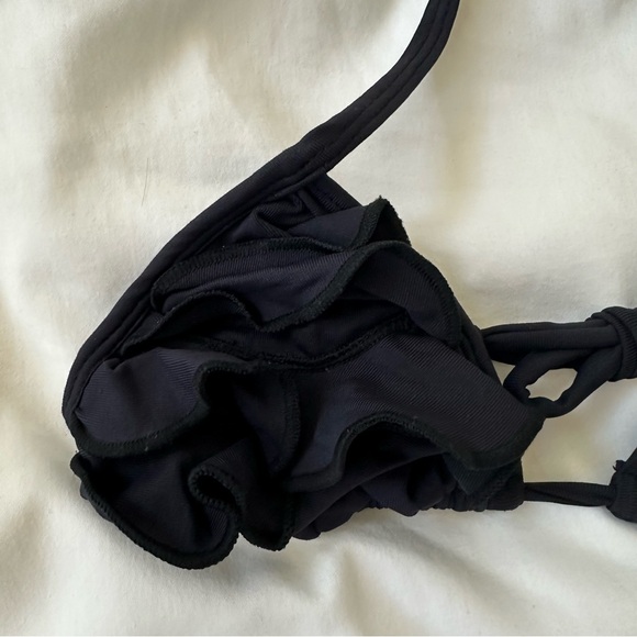 San Lorenzo Ruffle Triangle Top - Picture 3 of 3